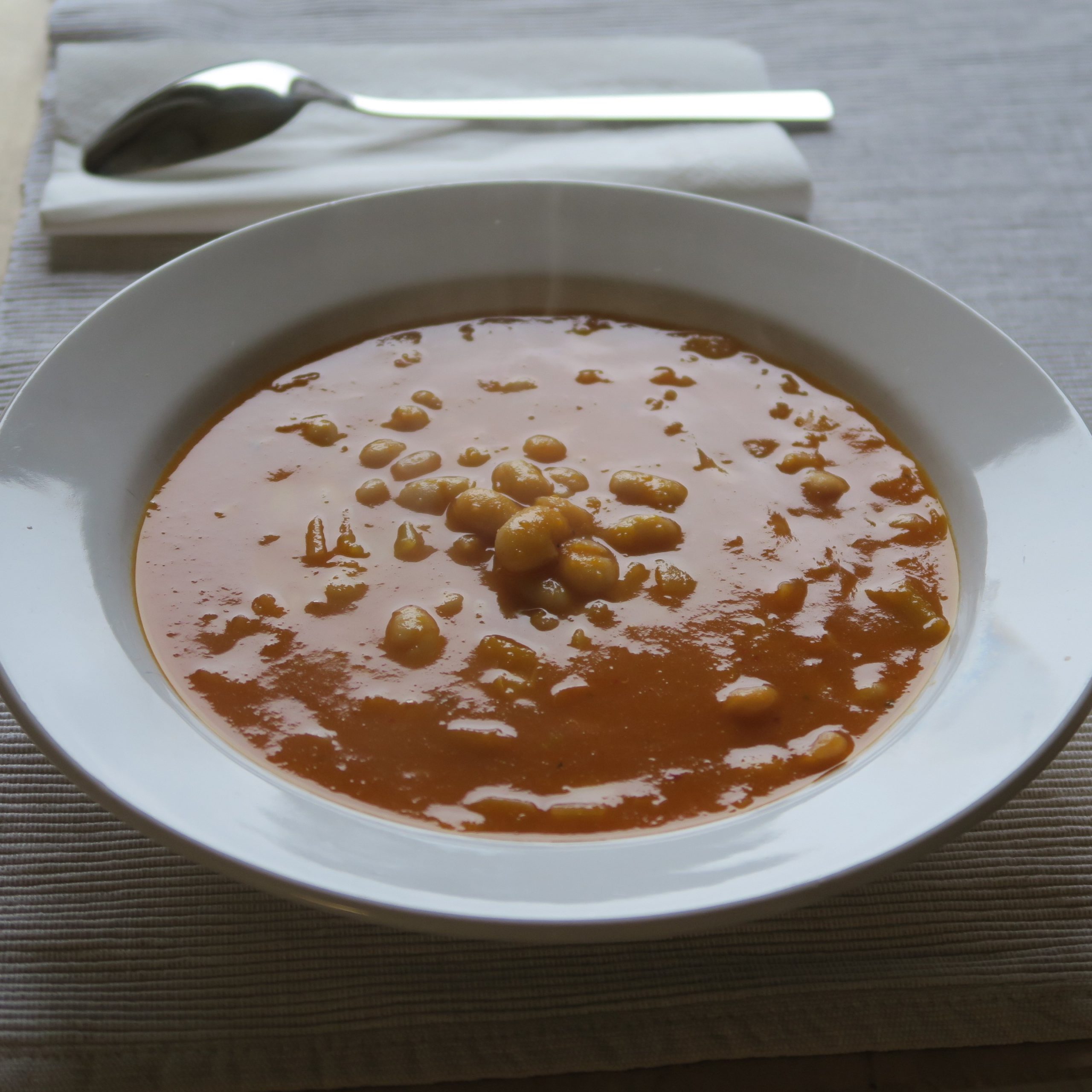 Bohnensuppe im Suppenteller