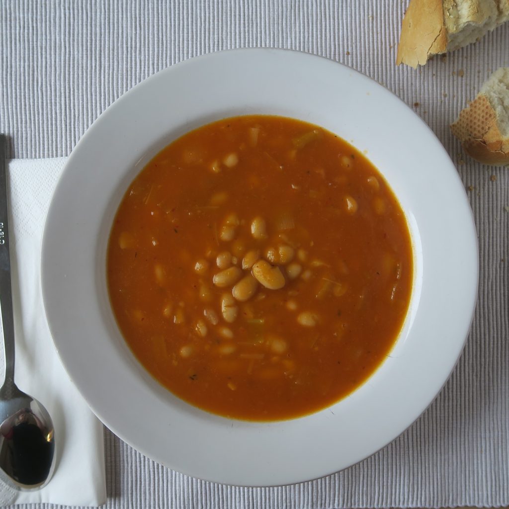 Suppe aus weißen Bohnen, Kürbis und Sellerie, ganz schnell gemacht